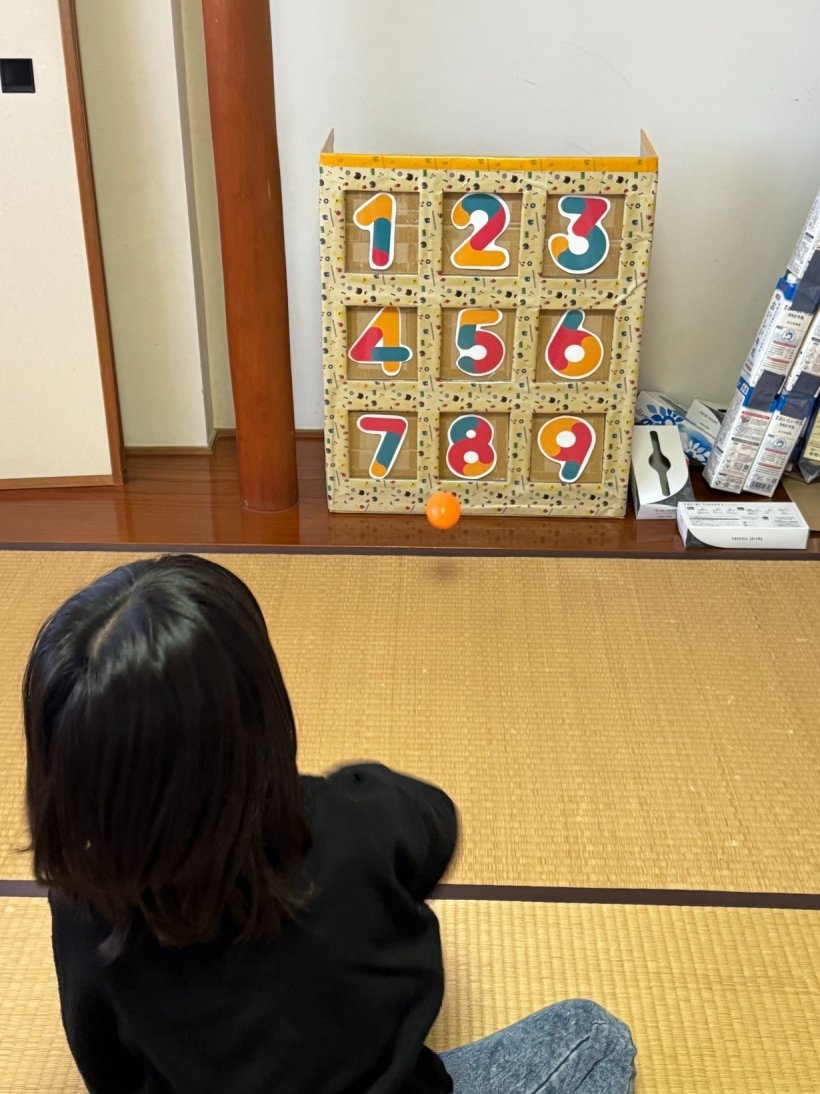 的にボールを投げている